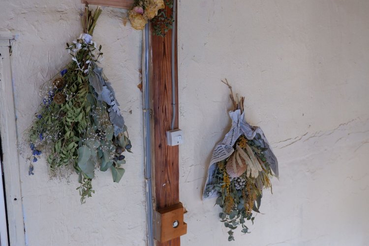 手作りのドライフラワーのスワッグ。