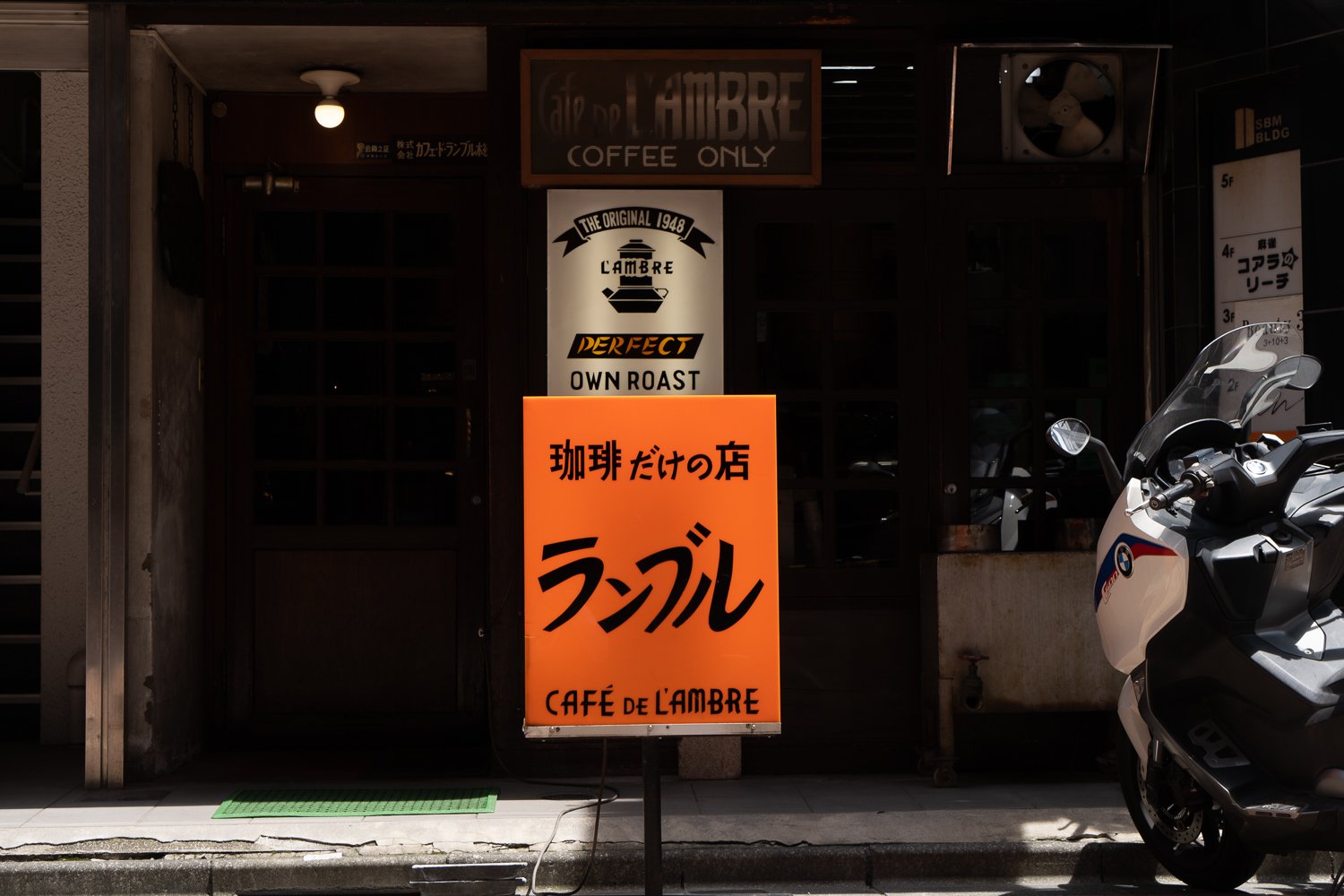 戦後間もなくから続く“珈琲だけの店”。銀座８丁目『カフェ・ド