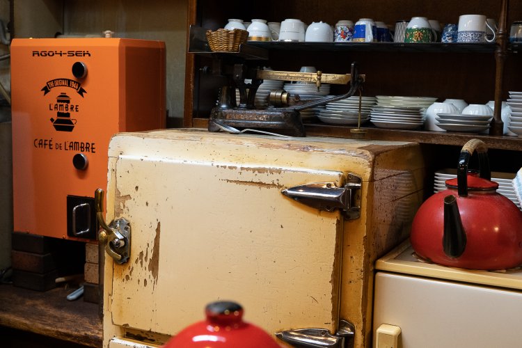 氷で冷やす冷蔵庫と分銅を使うはかりは開店当時からの現役。