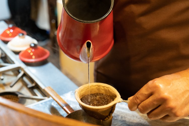 ポットから極細く湯を落としながら豆を蒸らす。