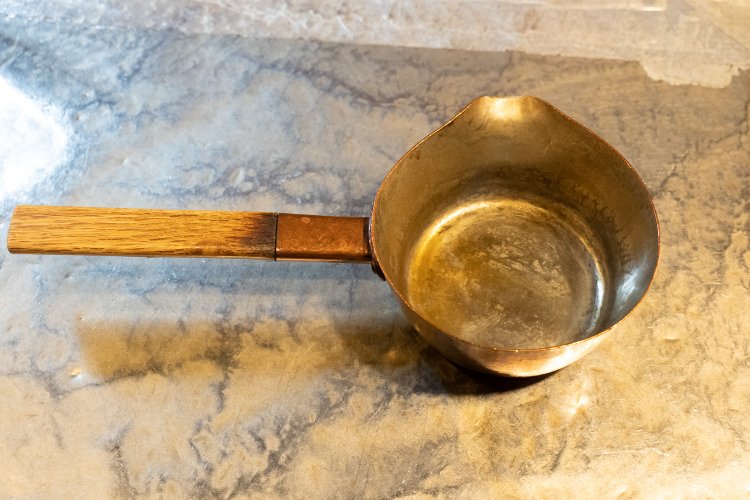 あつらえてもらったという銅の小鍋。もう同じものは手に入らないかもしれないとのこと。