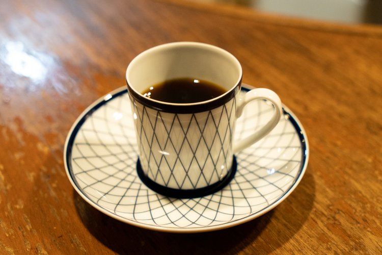 オリジナルのカップで出されるブレンドのカフェ・ノワール（中濃・ブラック）750円。