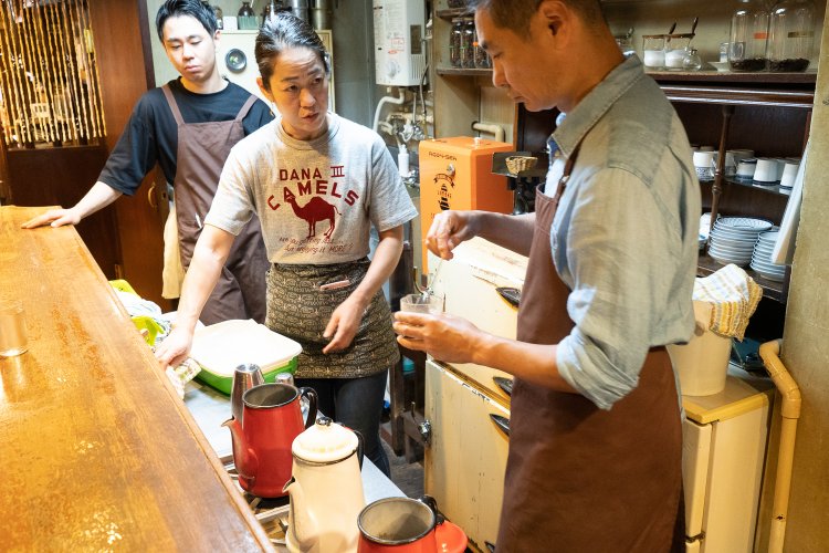 右が現店主の林不二彦さん。