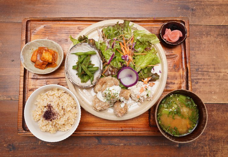 総菜3品が付いた、ひるの定食1430円。