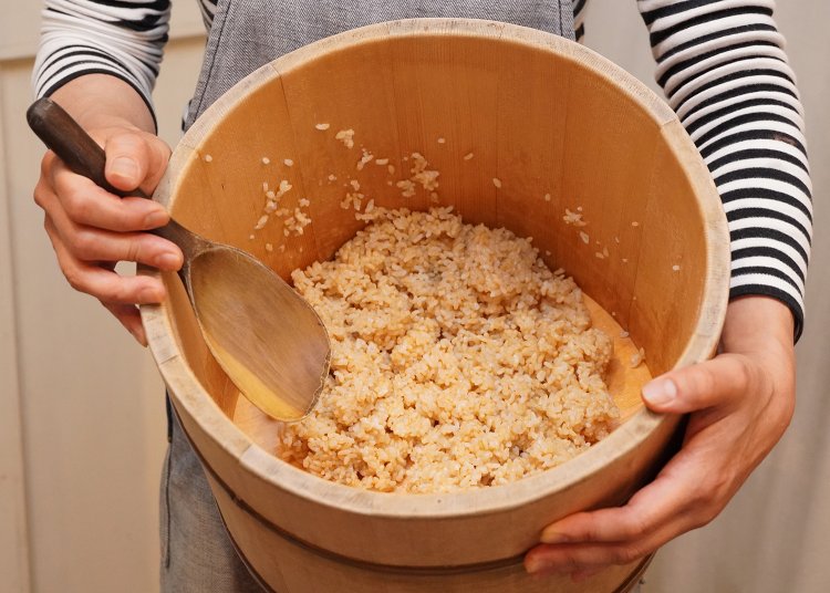 おひつに入った玄米ご飯。適度に水分を吸うため、おいしく保存できる。