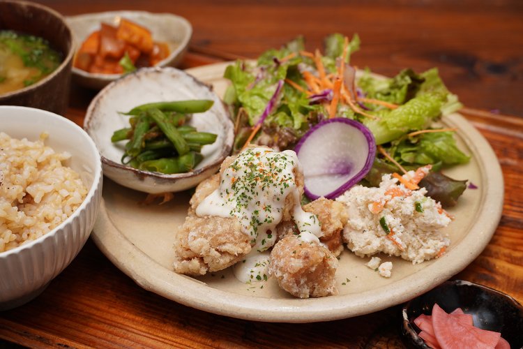 大豆ミートの唐揚げ。揚げ油は一番搾りの菜種油。