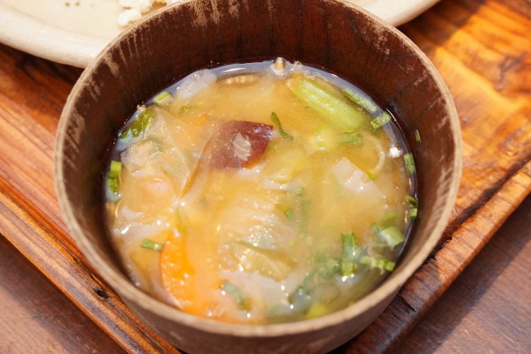 玉ねぎ、かぼちゃ、キャベツ、ニンジン、エノキダケ、ネギ、そしてサツマイモ。その日にあるものが入った具沢山の味噌汁。