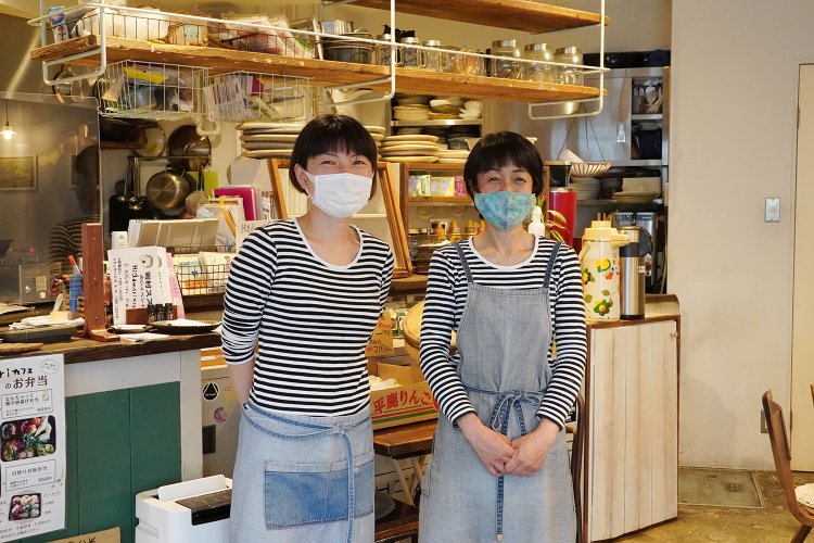 右が店主の藤野さん。スタッフとお揃いのボーダーシャツで、調理を担当する。