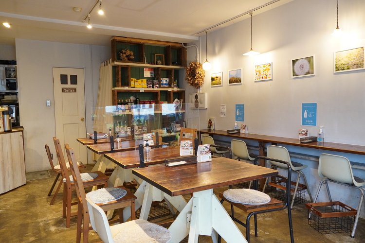 シンプルで明るい店内。野菜や調味料の販売もしている。