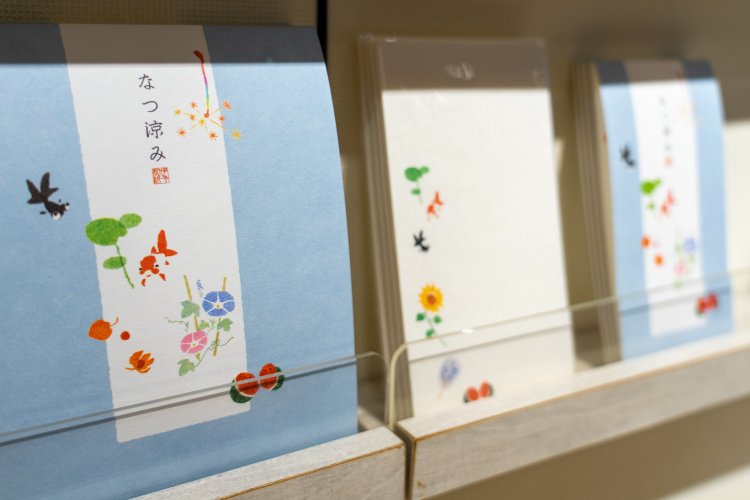 金魚や花火、夏の草花……同じ「夏」モチーフでも、担当デザイナーによって違いが見えてくるのが面白い。公式Instagramでは新作のポイントをデザイナー自ら紹介することも。