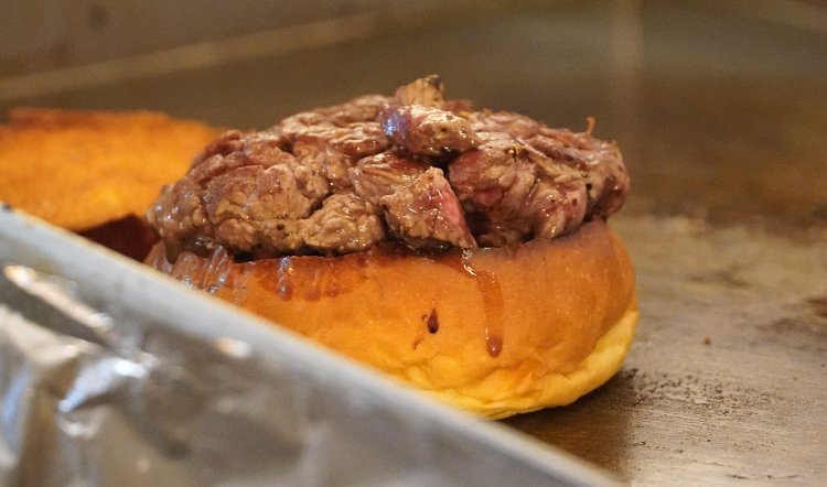 パティは、1個あたり100gのステーキ肉を使用。