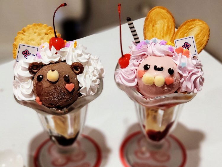 伝説のくまたんパフェ、森の木陰のうさちゃんパフェ 各858円。