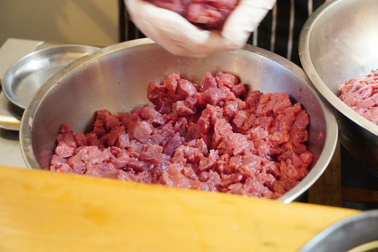 大きめにハンドチョップされたチャックテンダーの肉。