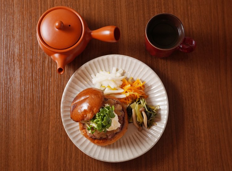 日本茶600円。ハンバーガーによく合う。