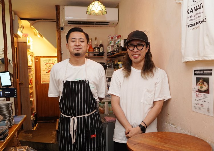 音楽好きな、店長の北見さんとスタッフの矢尾さん。店内BGMのプレイリストはスタッフが作る。