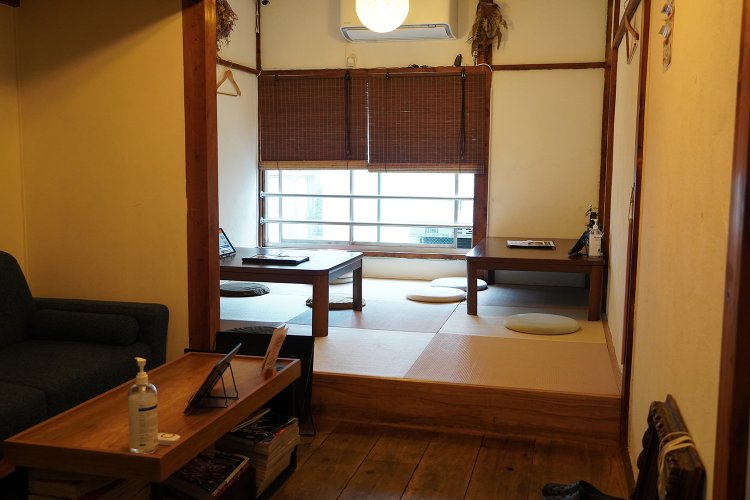 2階は畳のスペースもあるので、家族連れでもOK。