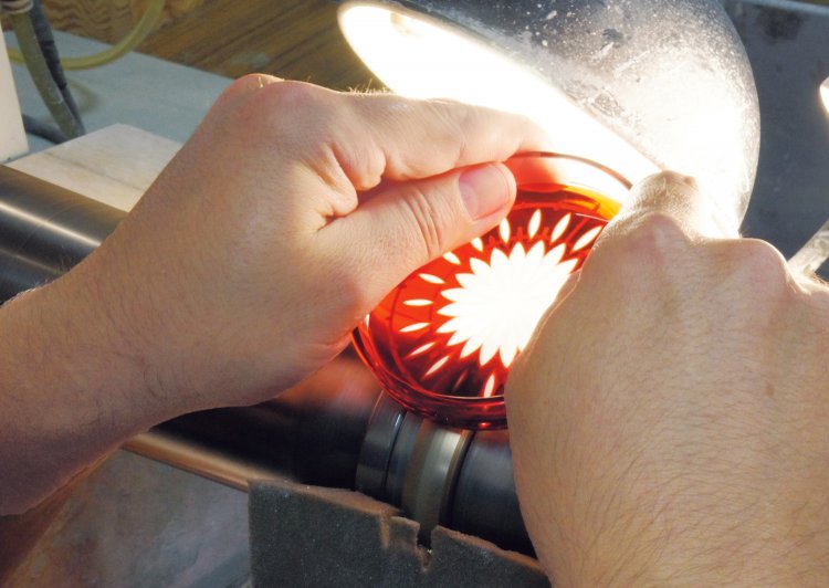 『すみだ江戸切子館』の作業風景。