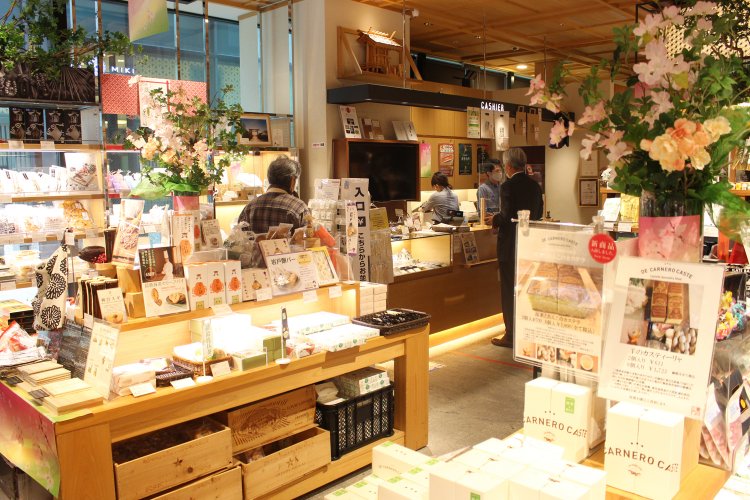 約1300アイテムを揃えていて、金曜日は限定品が入荷する。