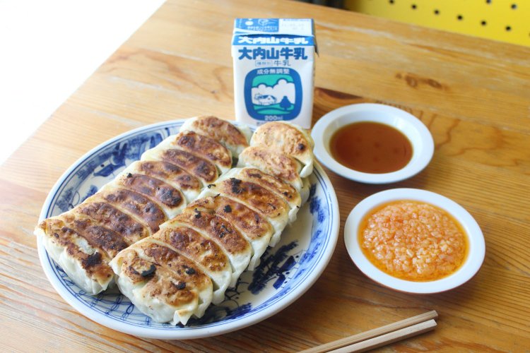 新味覚の餃子891円 、ニンニクダレ51円、 大内山牛乳170円。