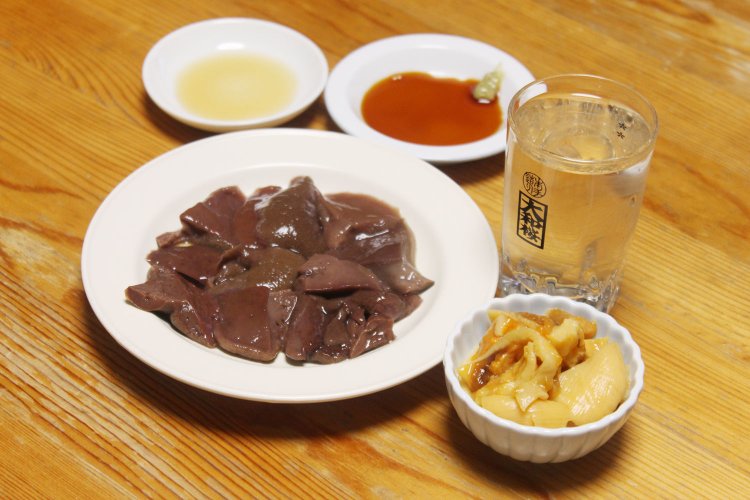 海の幸のホヤ、森のレバ刺しこと、山の幸の天然あみたけで晩酌もオツなもの。