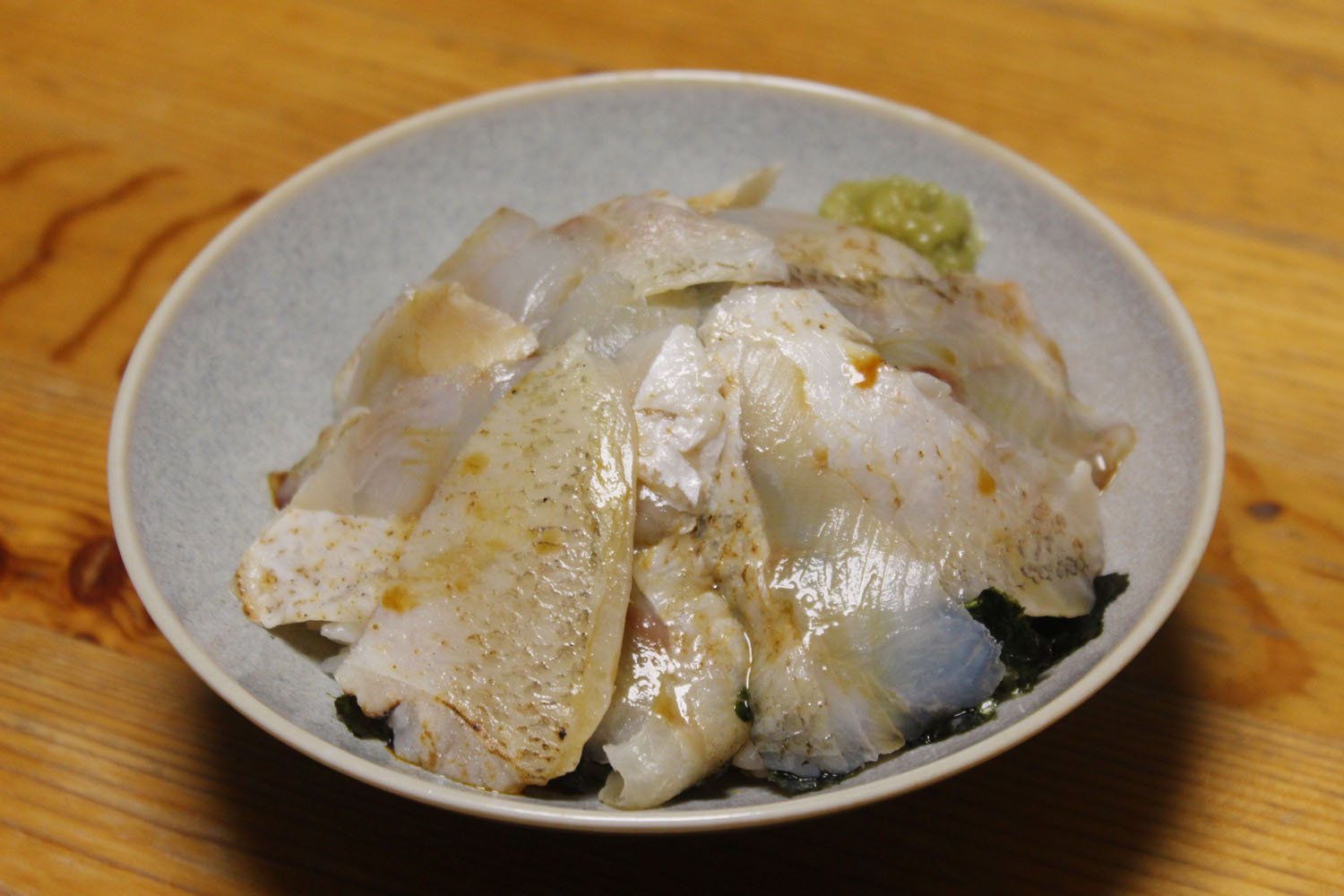 一番気に入ったのは、のどぐろ丼のネタ12枚入り1296円。ほかほかご飯に海苔をちぎり入れて、盛り付けよう。