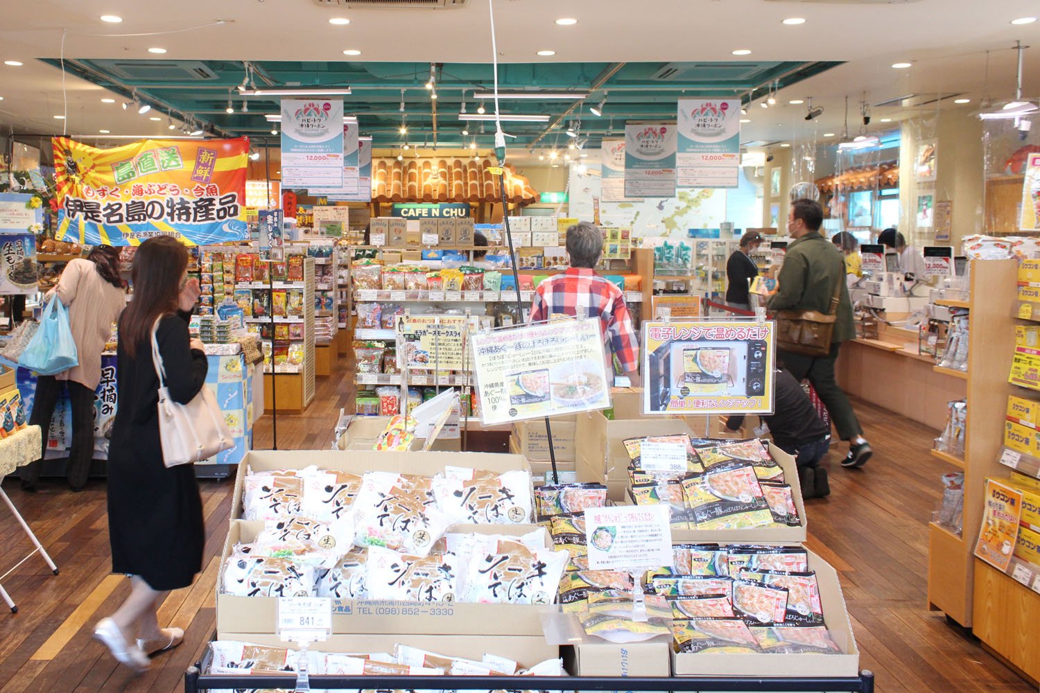 1階は主に食料品、地下1階は泡盛などのお酒と三線や、やちむんの器などの民芸品の売り場