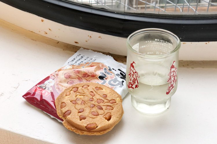 南部せんべいだけで60種類以上の品揃えを誇る。チーズ味などのおつまみ系から、チョコのかかったスイーツ系など、味わいも幅広い。