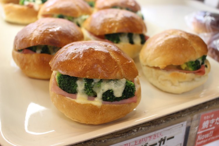 塩バターパンにハム、チーズ、ブロッコリーを挟んだ塩バターバーガー288円は、ボリュームしっかり。