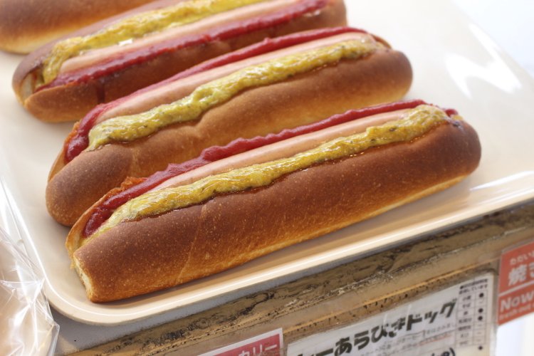 人気2位のカレーあらびきドッグ260円。具材もいいが、香ばしく焼かれたパンがうまい。