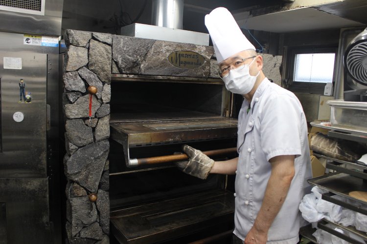 桜島の溶岩を使った石窯。遠赤外線で中まで一気に火が通る。
