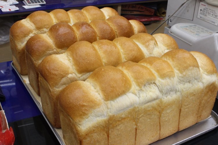 店の顔でもあるイギリスパン。焼きたての香りがたまりません！