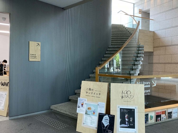2階にあるカフェ＆ラウンジへ続く階段と、地下レストランへと続く階段がある。