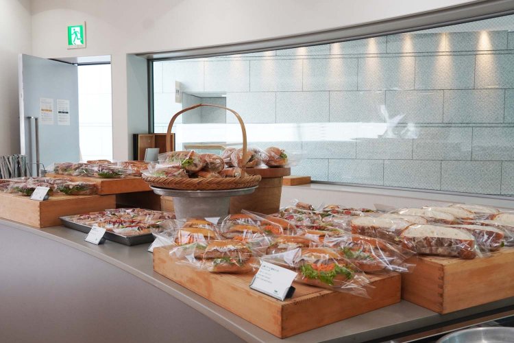 まるで美術作品のようにきれいに並べられたパンの数々。