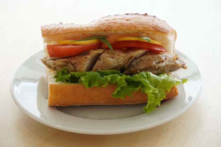 グリルチキンのフランス風バイン・ミー630円。