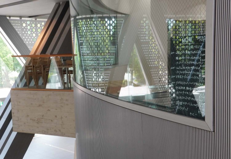 この日のメニューは、階段からみえるガラス窓に立てかけられた黒板に書かれている。