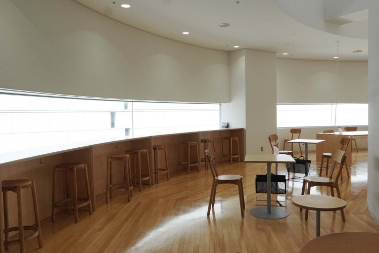 カウンター席のほか、2人掛けを中心としたテーブル席が配される。