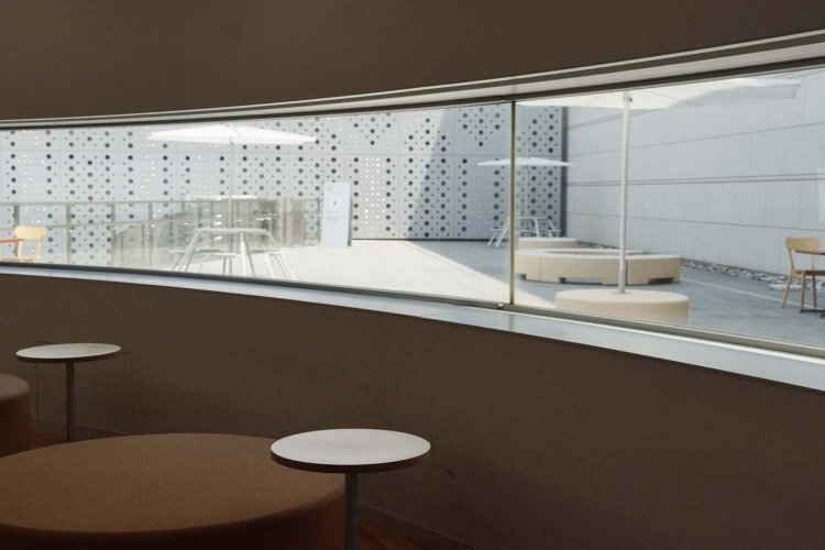 コルクのベンチでは、中庭を眺めながらのんびりランチを楽しめる。