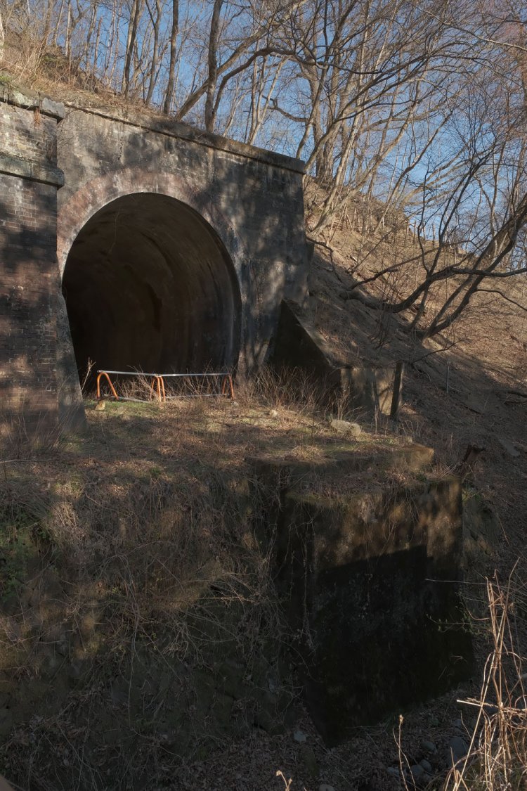 引上線トンネル手前には水路があって小さな橋梁があった。いまは橋台が残る。