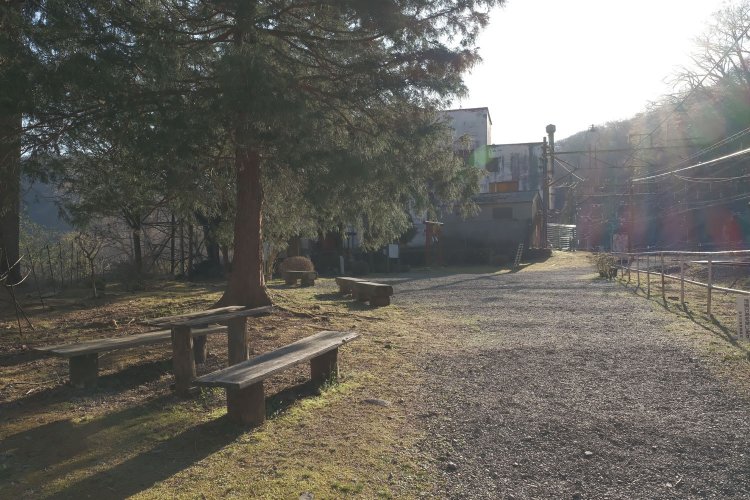 官舎などがあった場所はちょっとした広場となっている。アプトの道を登り続けた体を休めよう。