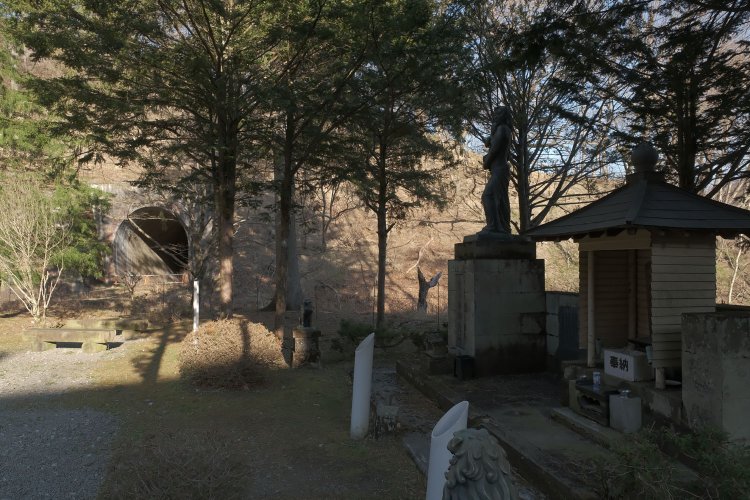 山崩れによって尊い命が奪われ、いまはひっそりと慰霊碑が並ぶ。