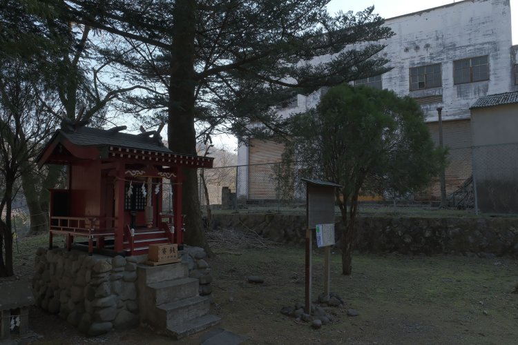 熊の平神社と変電所。現役時代は信号場のため立ち入りしにくかったが、アプトの道として整備されてからお参りする人が増えているのではと思っている。