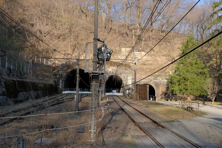 横川方のトンネル群。アプト式現役時代は、右の樹木は無く、引上線トンネルとホームがあった。構内全ては歩けないものの、立入禁止ロープの内側からでも十分に観察できる。