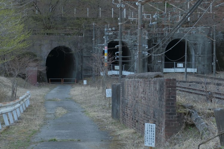 旧下り突込線トンネル手前にあるレンガの壁は碓氷第７橋梁の一部分である。