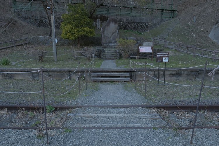 熊ノ平は廃止時の姿を残したまま気軽に散策できる場所となった。碓氷峠開通の碑も見学できる。