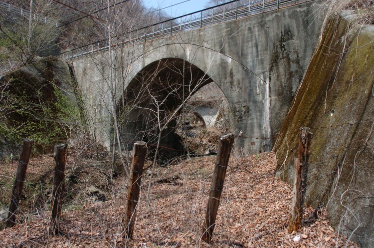 碓氷第11橋梁のコンクリートアーチ橋。熊ノ平〜軽井沢のアプト式区間はほとんど新線下り線へ吸収された。この橋梁はレンガアーチを改良して1997年の廃止時まで使用された。2007年4月20日撮影。