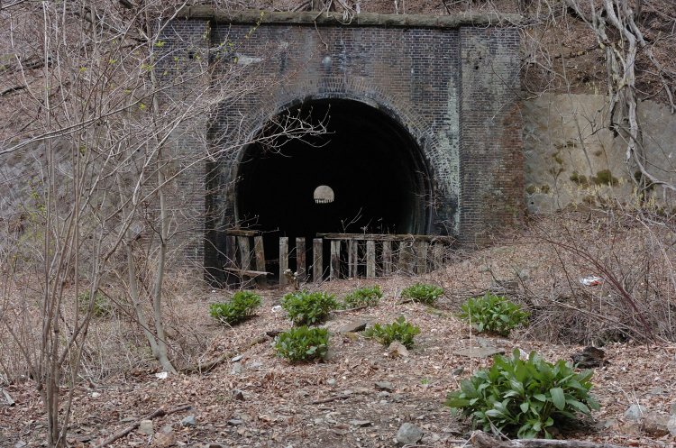 第17トンネルの横川方。第16トンネルと向かい合っているので双方とも観察できる。2007年4月20日撮影。