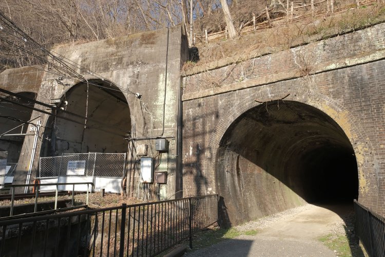 横川方の一番左のトンネルから、新線上り線、新線下り線、旧線本線（単線）。