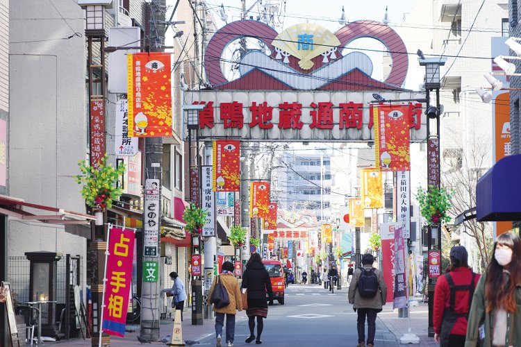 巣鴨地蔵通り商店街。4の付く日（4日、14日、24日）は特ににぎわう。