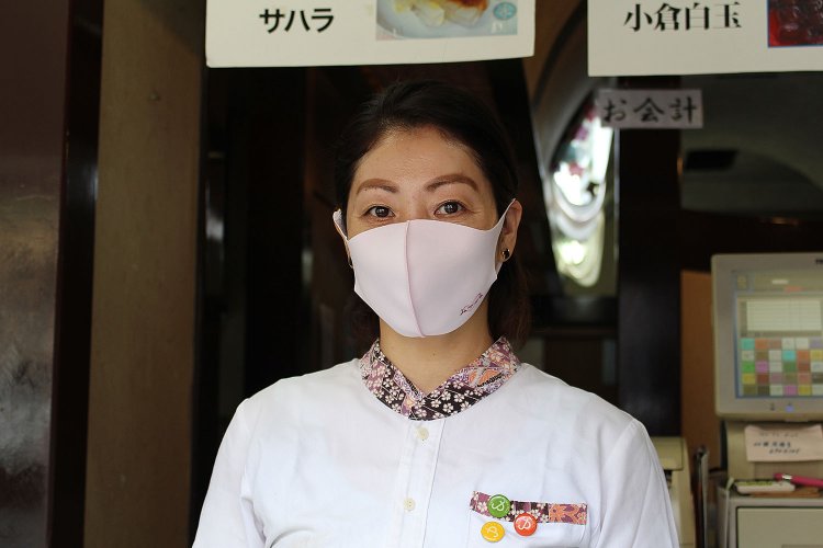 常連客から贈られた『みつばち』のロゴ入りマスク。