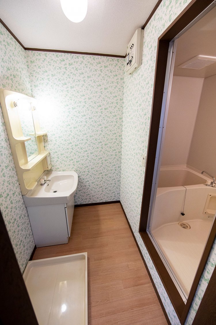 洗濯機置き場には女性に人気の独立洗面台。